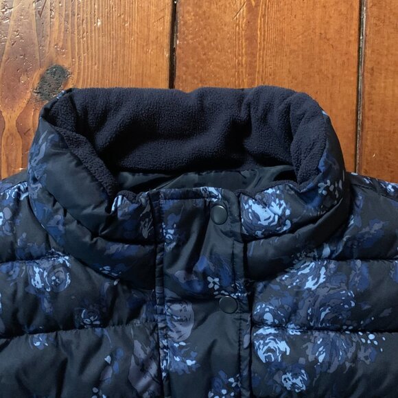 Gap Blue Floral Women's Small Quilted Puffer Full Zip Snap Overlay Chic Vest EUC - Picture 6 of 14